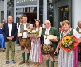 BPO LAbg. Bgm. Armin Forstner, der neue Bürgermeister Franz Josef Lemmerer mit Familie sowie der scheidende Bürgermeister Franz Lemmerer mit Gattin Hildegard.