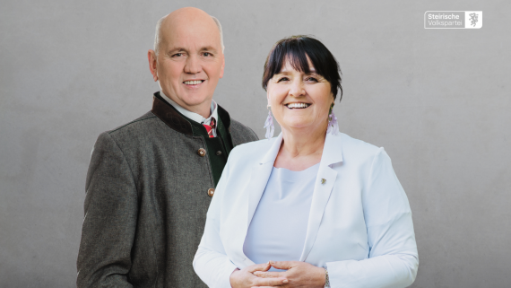 Mann und Frau lachen in die Kamera
